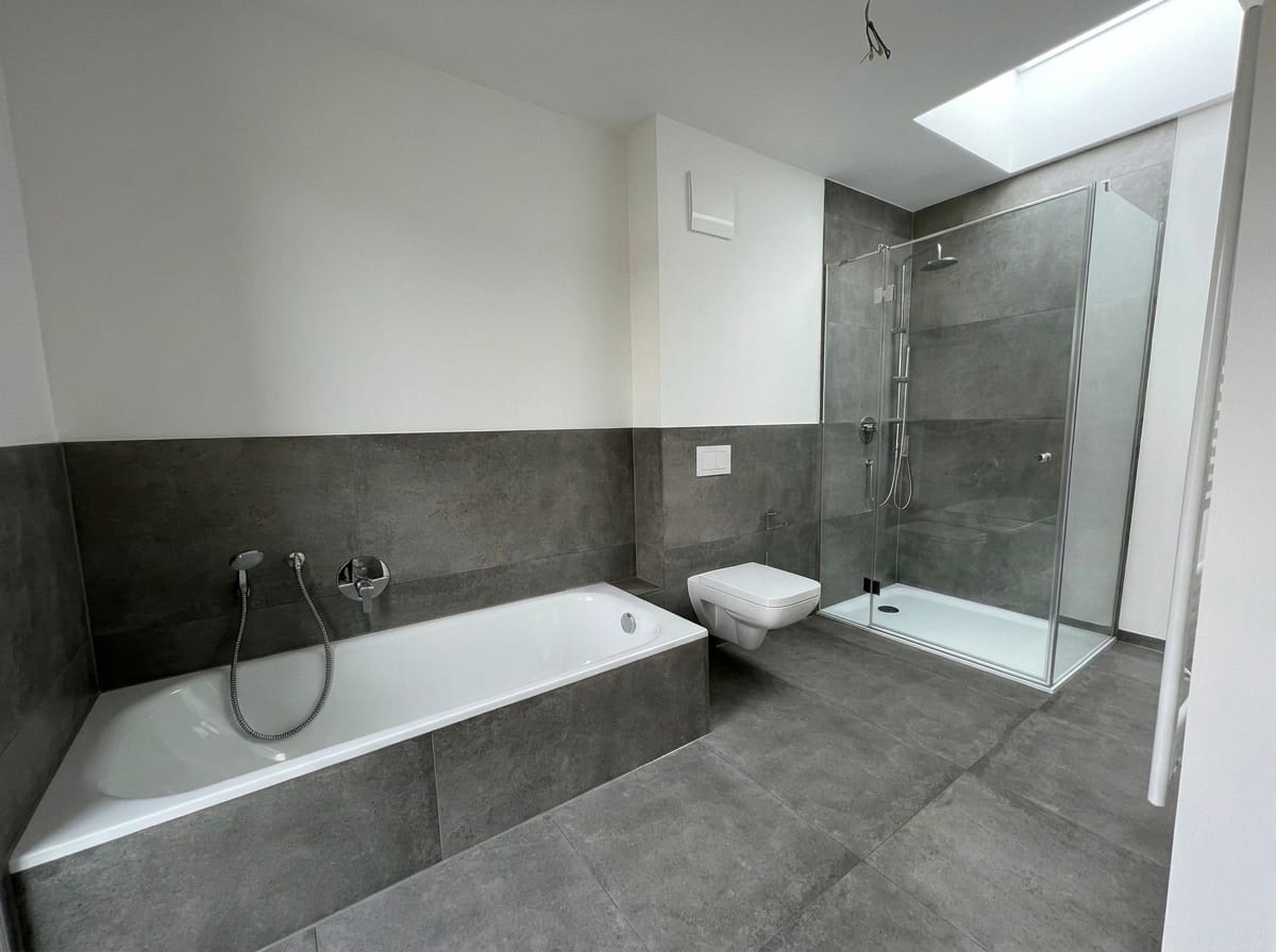 Badezimmer in einer Neubauwohnung